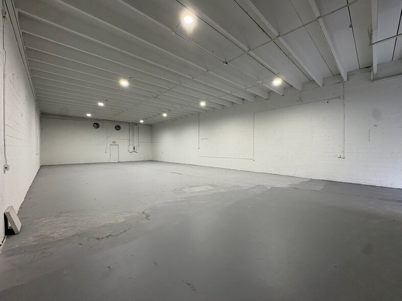 More Photos Of 7004-7018 SW 4th St, Miami Warehouse For Lease
