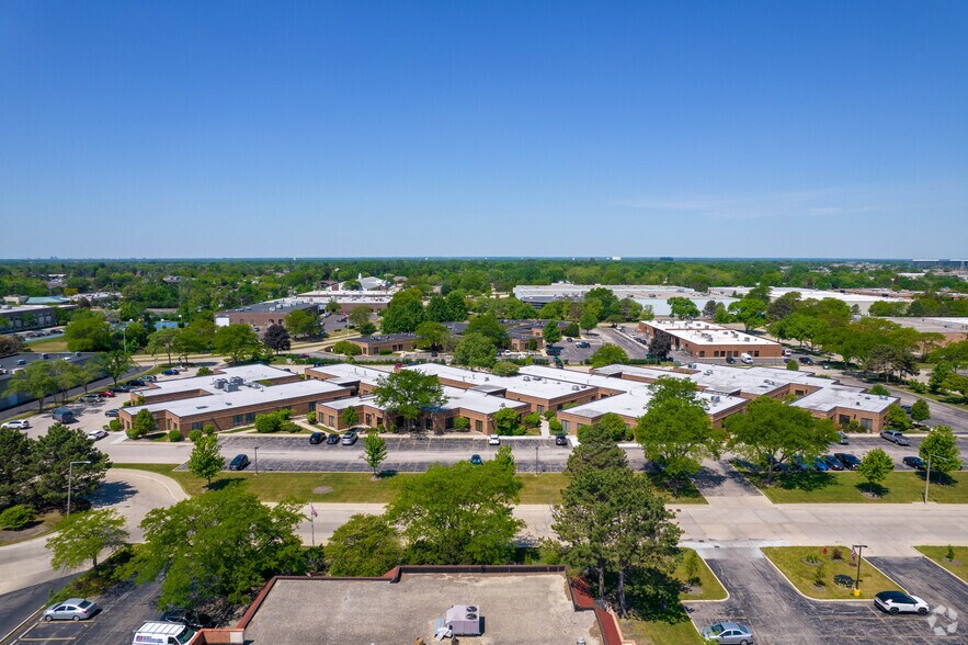 More Photos Of 600-650 Academy Dr, Northbrook Office For Lease