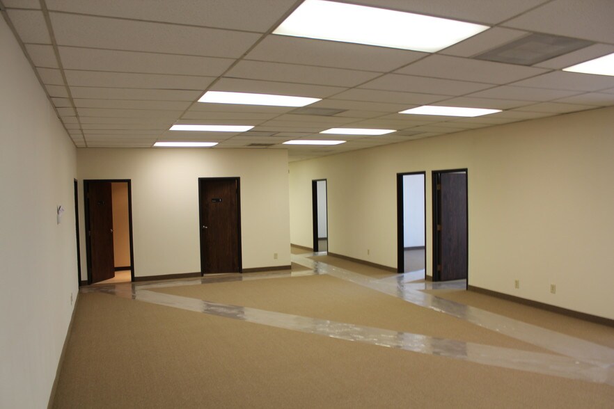 More Photos Of 1925-1939 N Great Southwest Pky, Grand Prairie Distribution For Lease