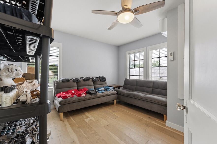 More Photos Of 310 Wimberley Sq, Wimberley Freestanding For Sale