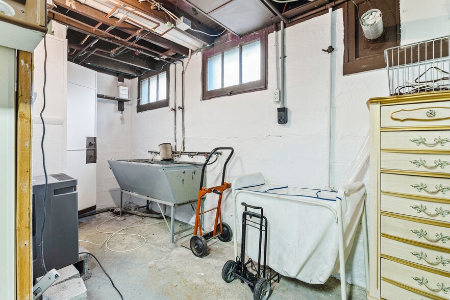 More Photos Of 15522 Madison Ave, Lakewood General Retail For Sale