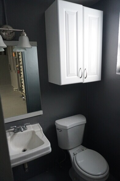 More Photos Of 1042-1048 NE 44th St, Oakland Park Industrial For Sale