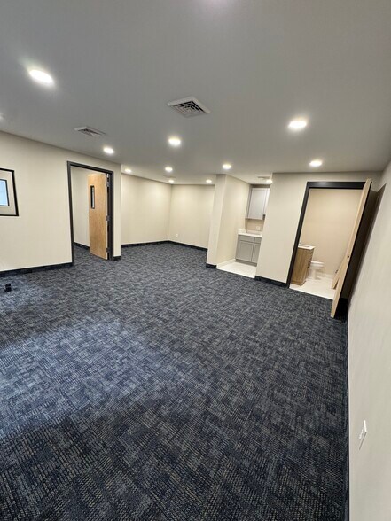 More Photos Of 629-631 Minnesota Dr, Troy Warehouse For Lease