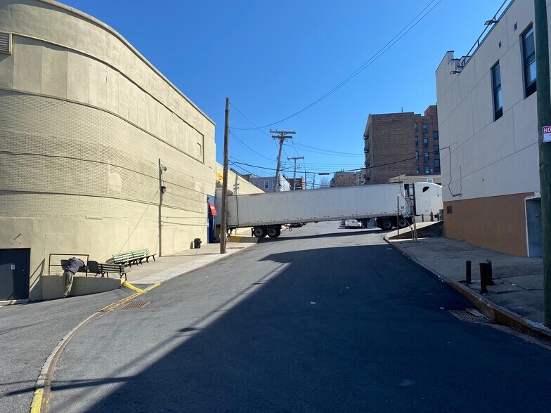More Photos Of 555 E 242nd St, Bronx Distribution For Lease