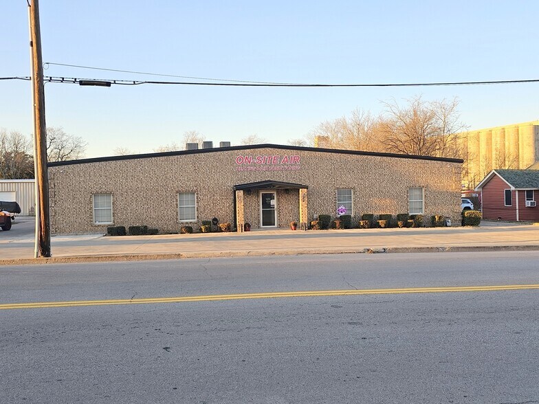 More Photos Of 132 W McLeroy Blvd, Saginaw Warehouse For Sale