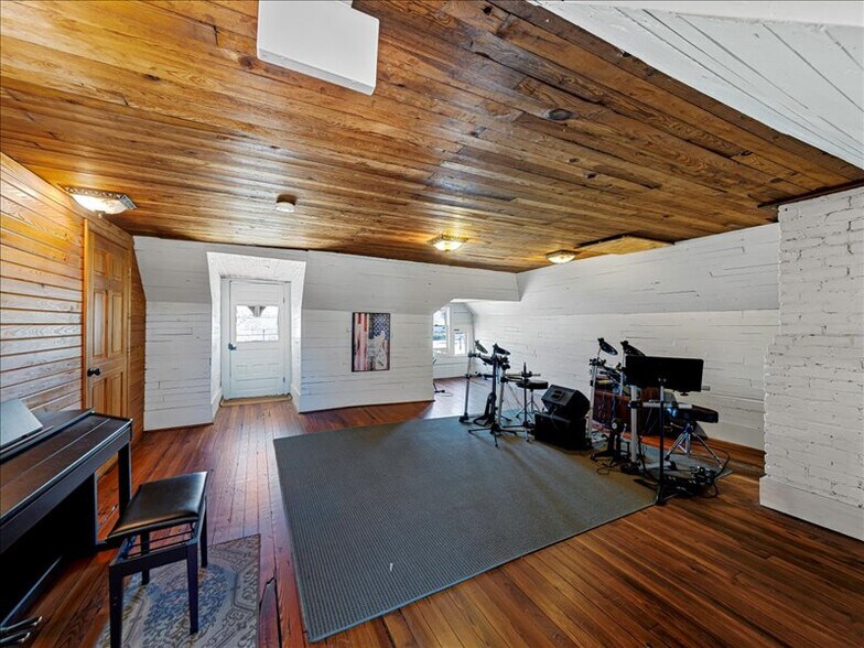 More Photos Of 2057 Grayson Hwy, Grayson Freestanding For Sale