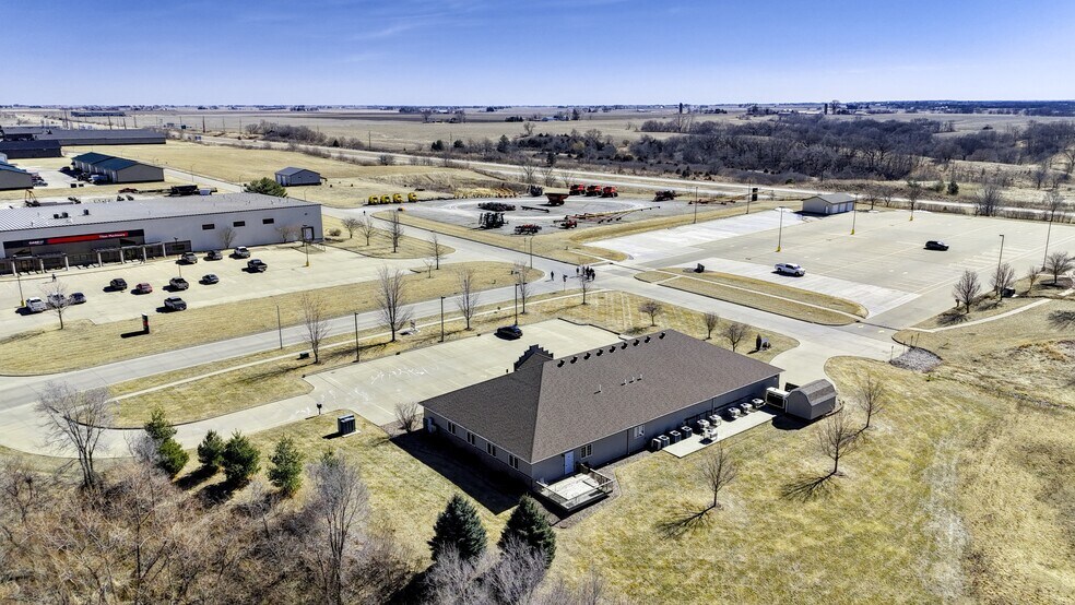 More Photos Of 411 SE 9th St, Pella Office For Lease