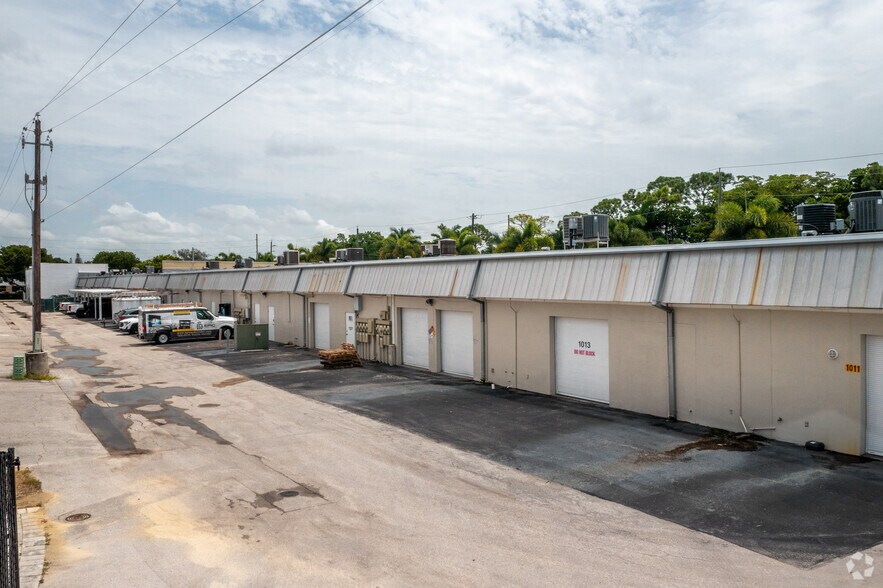 More Photos Of 1011-1065 5th Ave N, Naples Storefront Retail Office For Lease