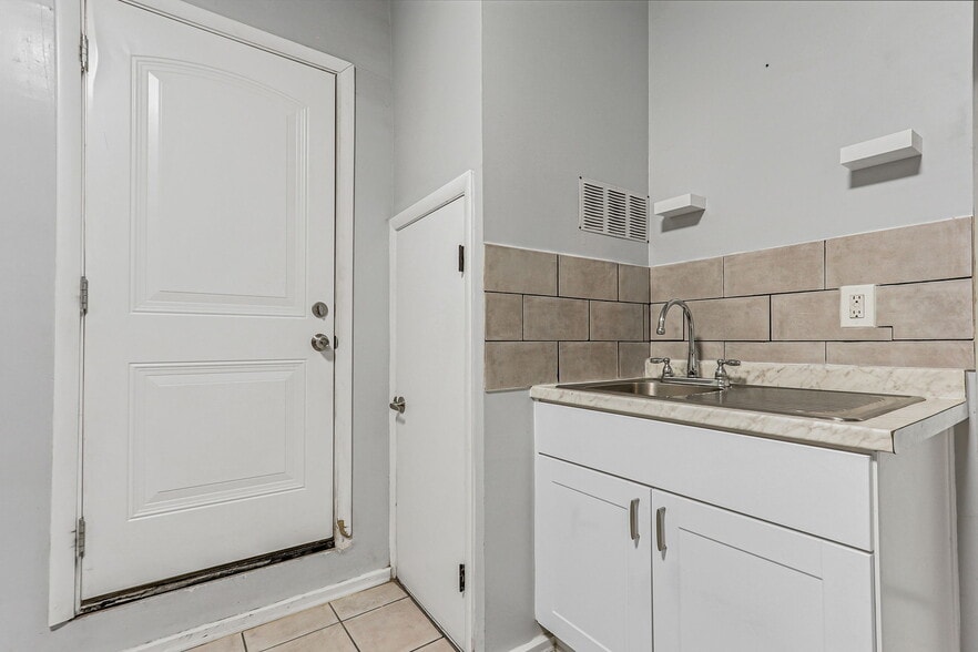 More Photos Of 2222 Bassett Ave, El Paso Storefront Retail Residential For Sale