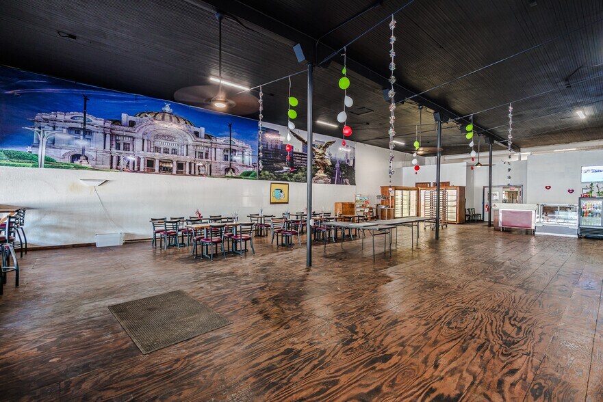 More Photos Of 114 S Commerce St, Lockhart General Retail For Sale