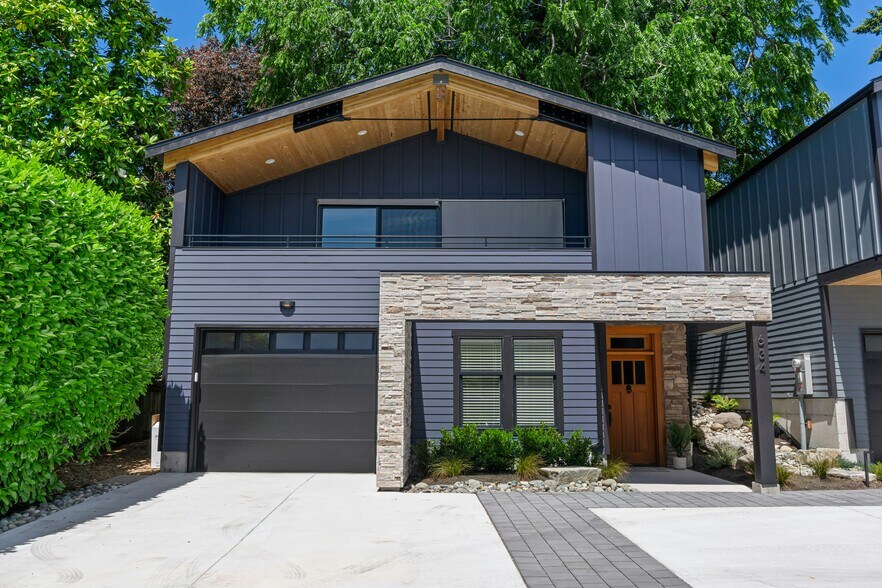 More Photos Of 636 11th Ave, Kirkland Apartments For Sale