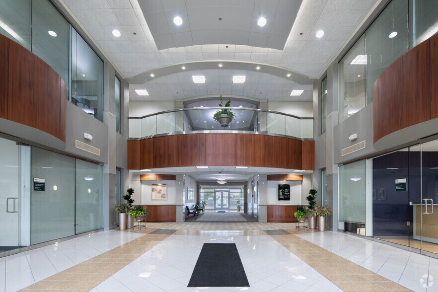 More Photos Of 9825 Kenwood Rd, Blue Ash Office For Lease