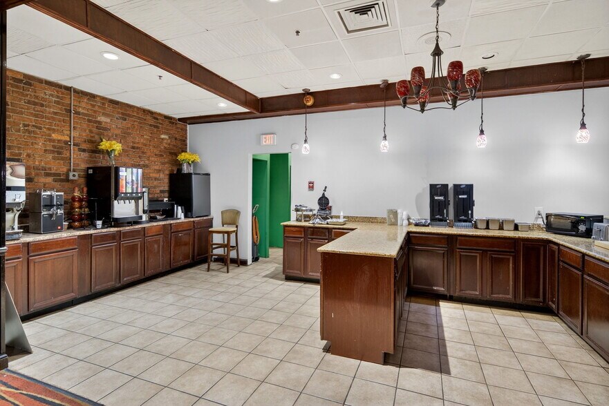 More Photos Of 3 Watervliet Avenue Ext, Albany Hotel For Sale