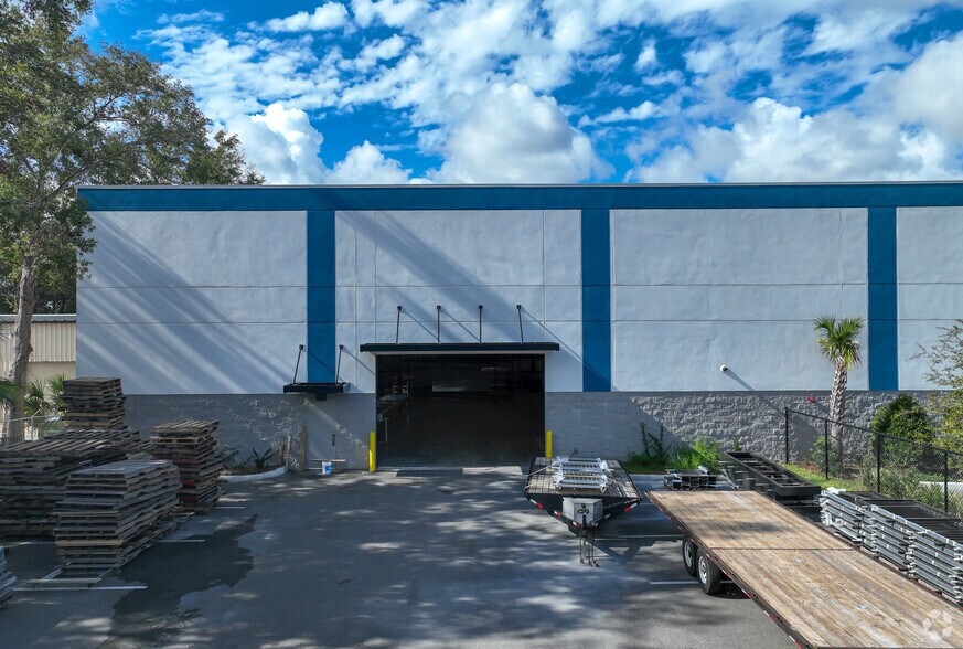 More Photos Of 6810 Edgewater Dr, Lockhart Warehouse For Lease