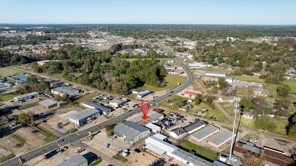 More Photos Of 1914 Cypress St, West Monroe Service For Sale