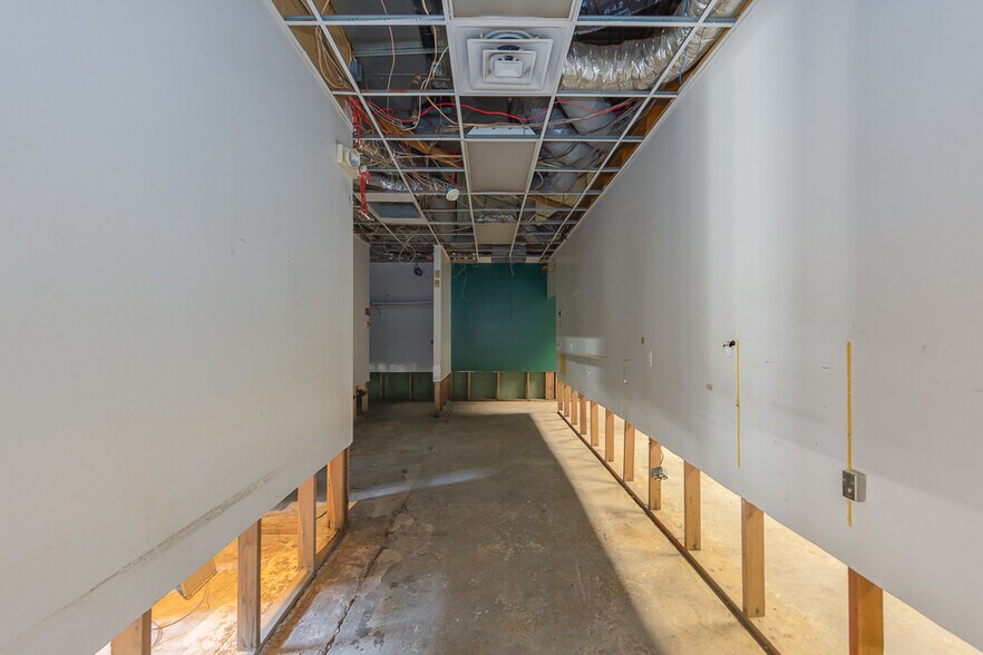 More Photos Of 12 E Dexter Plz, Pearl River Warehouse For Lease