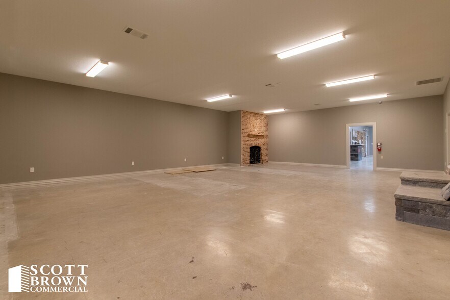 More Photos Of 1212 W Sherman Dr, Aubrey Showroom For Lease