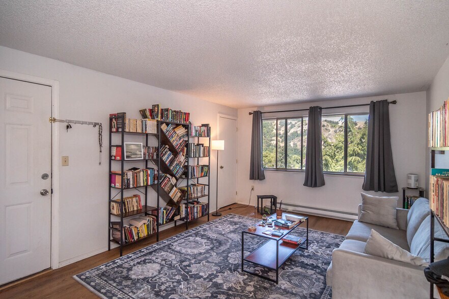 More Photos Of 1023 SE Cobb St, Roseburg Apartments For Sale