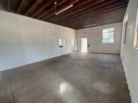 More Photos Of 1024 S Main St, Gainesville Warehouse For Lease