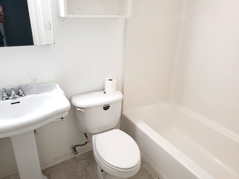 More Photos Of 3135 Golfcrest Blvd, Houston Storefront Retail Residential For Sale