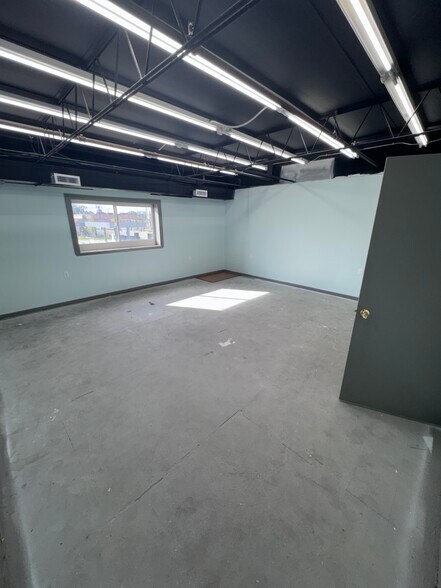 More Photos Of 5107 W University Blvd, Jacksonville Warehouse For Lease