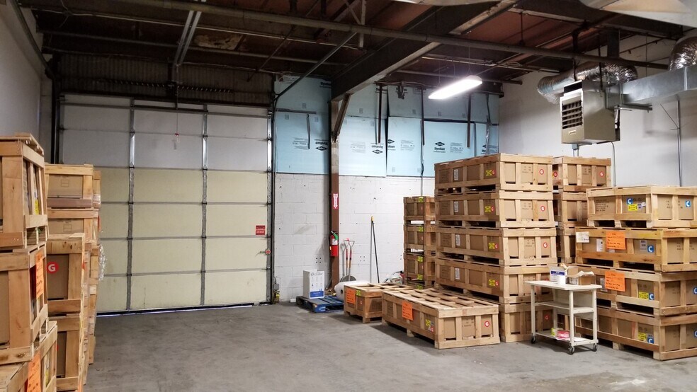 More Photos Of 800-820 Shames Dr, Westbury Warehouse For Lease