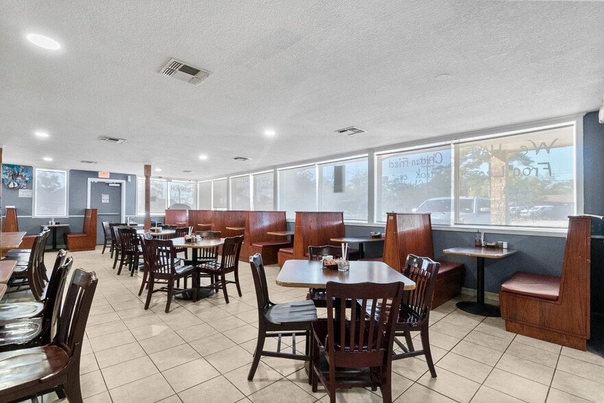 More Photos Of 1400 N Frazier St, Conroe Restaurant For Sale