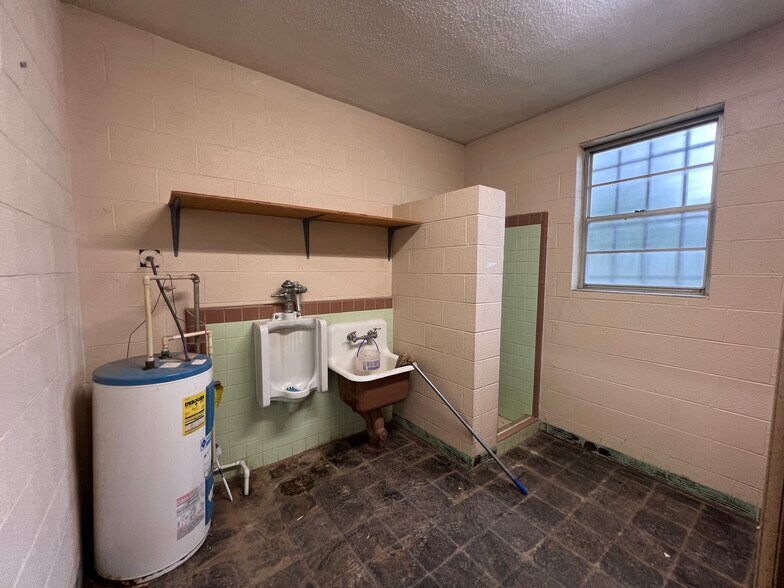 More Photos Of 211 W Walnut Ave, McKenzie General Retail For Lease