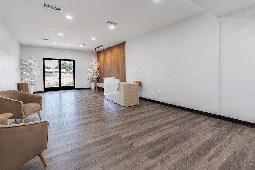 More Photos Of 10401 Fm 1902, Crowley Showroom For Sale