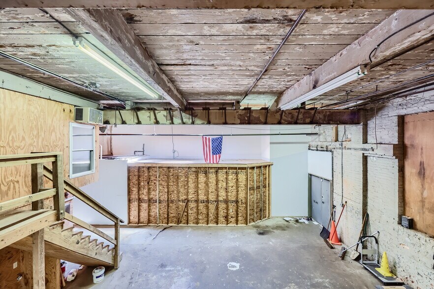 More Photos Of 2224 E Fayette St, Baltimore Warehouse For Lease