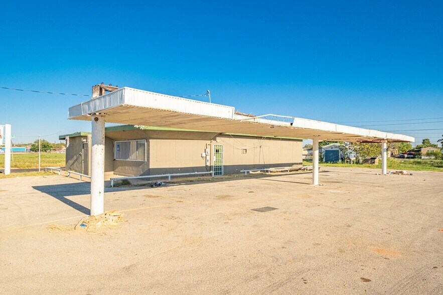 More Photos Of 216 E MLK Jr St, Odessa General Retail For Sale