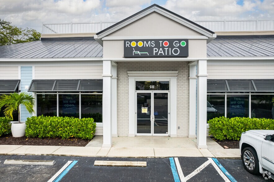 More Photos Of 680 Tamiami Trl N, Naples Freestanding For Lease