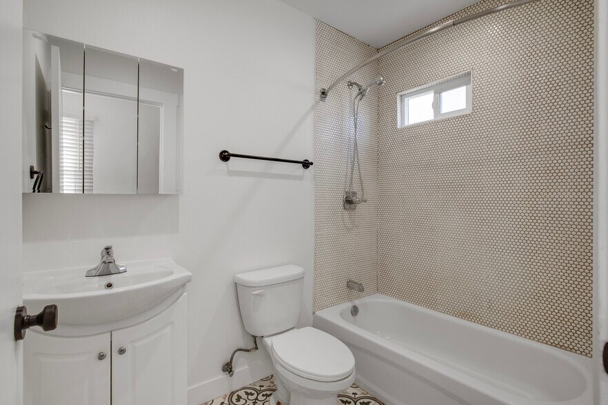 More Photos Of 520 W 82nd St, Los Angeles Apartments For Sale