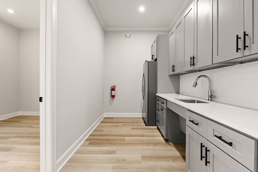 More Photos Of 1325 Main Street, Katy Medical For Sale
