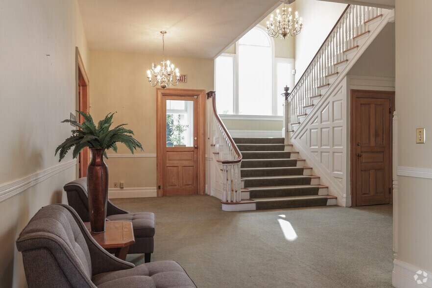 More Photos Of 604 S King St, Leesburg Office For Sale