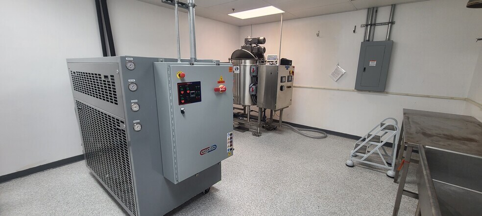 More Photos Of 2400 Pilot Knob Rd, Mendota Heights Light Manufacturing For Lease