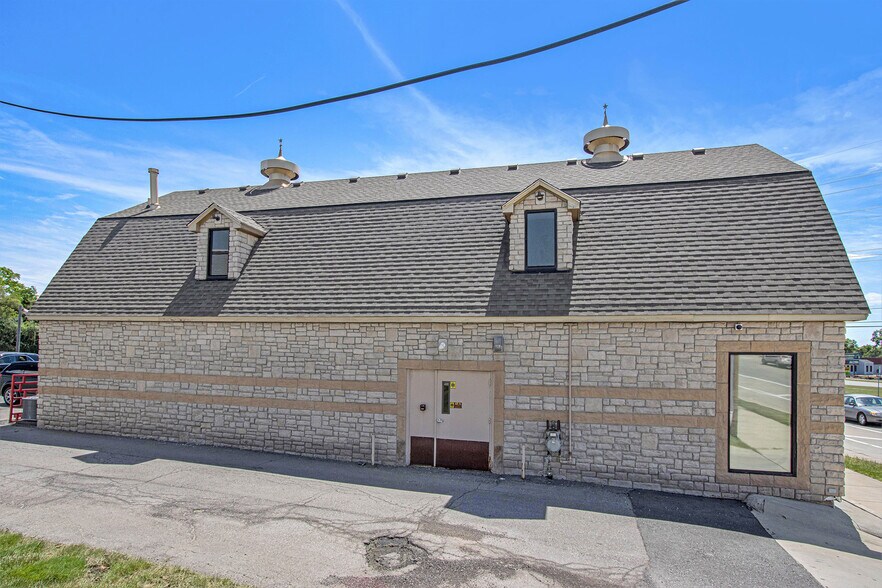 More Photos Of 33030 Northwestern Hwy, West Bloomfield Freestanding For Sale