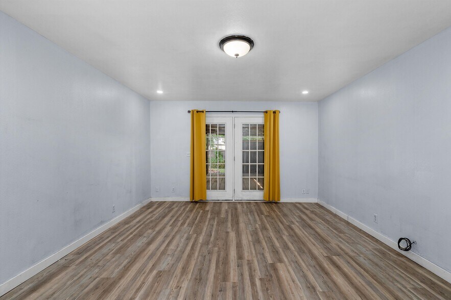 More Photos Of 605 E Broadway St, Jefferson General Retail For Sale