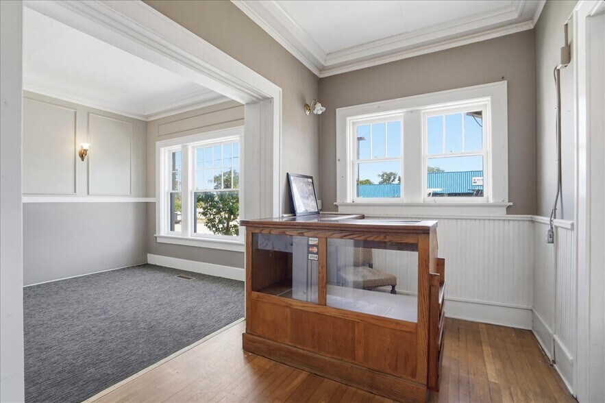 More Photos Of 337 8th Ave W, Palmetto Restaurant For Sale