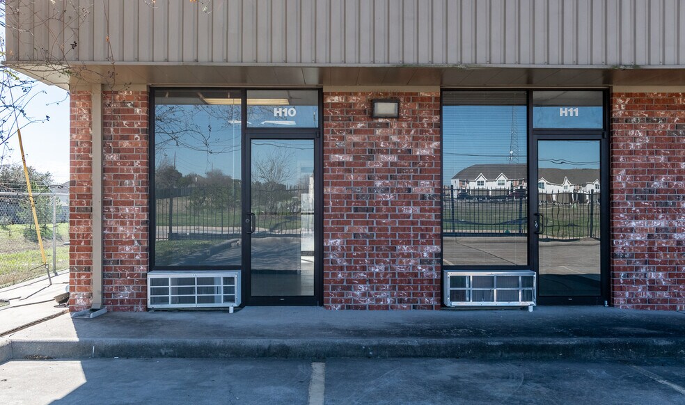 More Photos Of 12455 Westpark Dr, Houston Self Storage For Lease