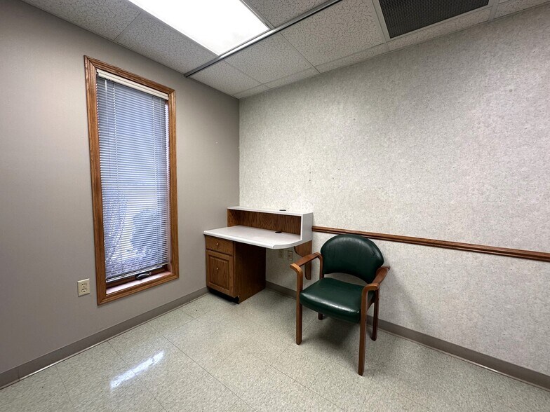 More Photos Of 220 SW 5th St, Woodhull Medical For Sale
