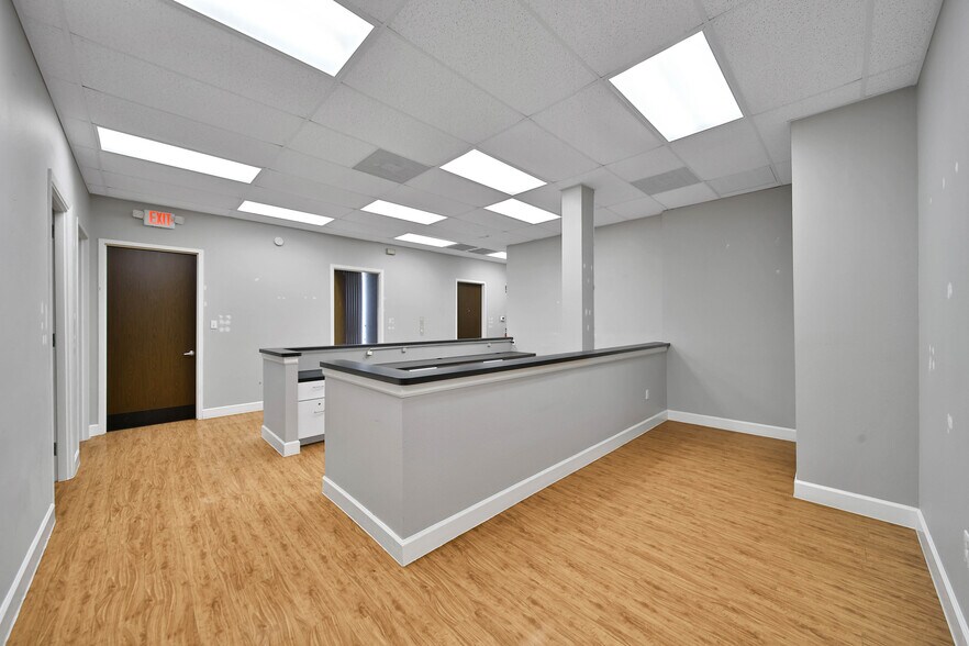 More Photos Of 6430 Hillcroft Ave, Houston Office For Sale