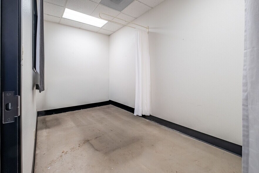 More Photos Of 550 N Golden Circle Dr, Santa Ana Office For Lease