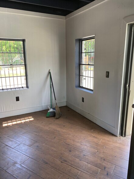 More Photos Of 210 Flat Shoals Ave SE, Atlanta Freestanding For Sale