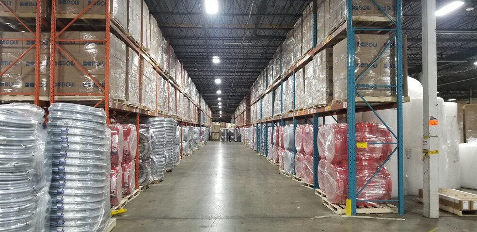 More Photos Of 677 Rue Douville, Granby Warehouse For Lease