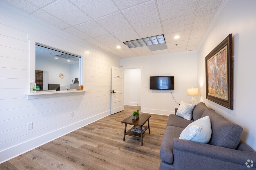 More Photos Of 284 S Main St, Alpharetta Unknown For Lease