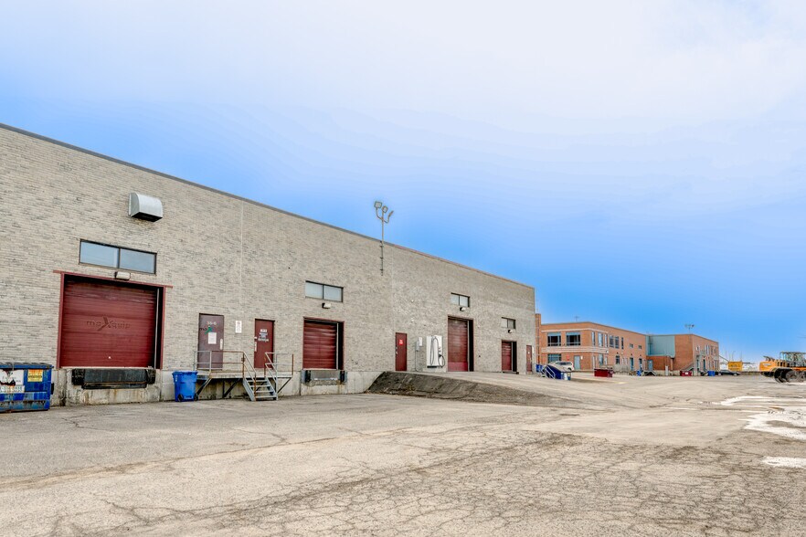More Photos Of 35 Rue De Lauzon, Boucherville Warehouse For Lease