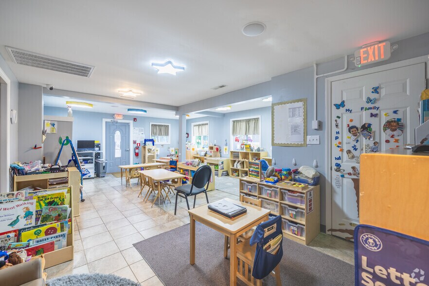 More Photos Of 24 Sycamore Ave, Charleston General Retail For Sale