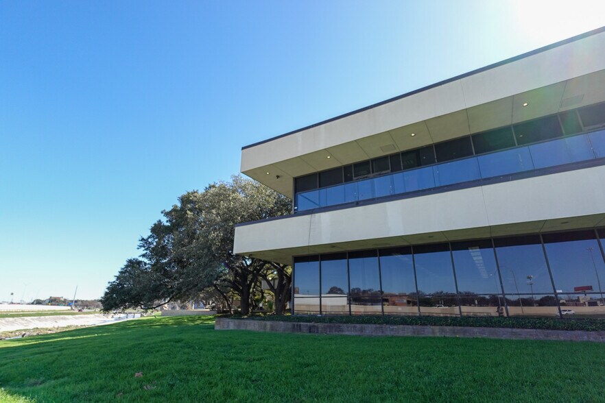 More Photos Of 6224 W Interstate 10, San Antonio Office For Sale