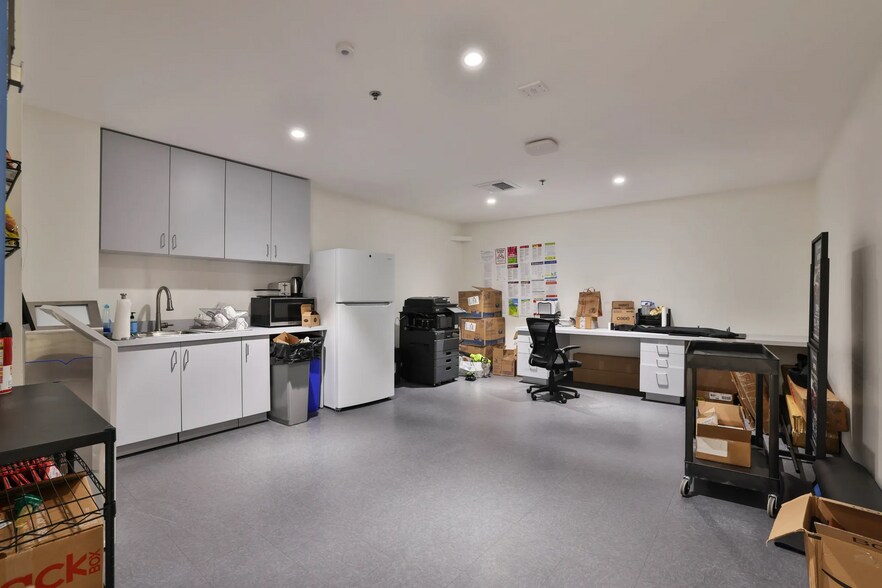 More Photos Of 3230 Auto Plz, Richmond Auto Dealership For Lease